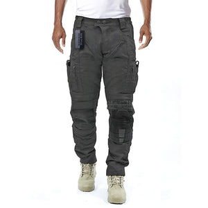 Close-up van de vele handige zakken op de heren cargo broek, ideaal voor gereedschap of persoonlijke spullen.