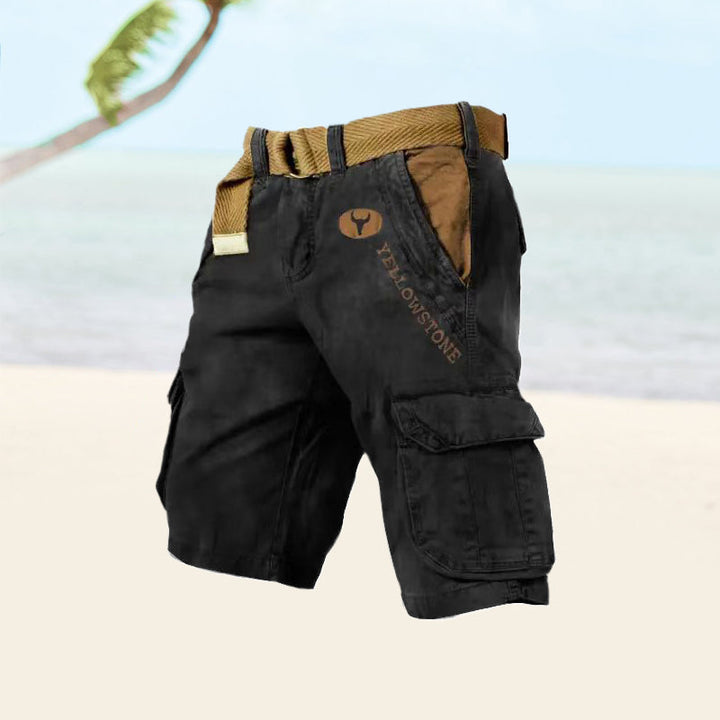 Achterkant van de heren cargo shorts Ethan, met ruime cargo zakken, perfect voor zomerse outfits.
