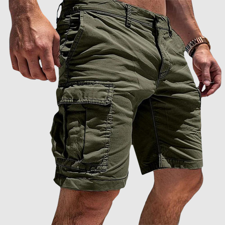 Detail van praktische cargo zakken op heren shorts. Functionele korte broek heren voor outdoor kleding.