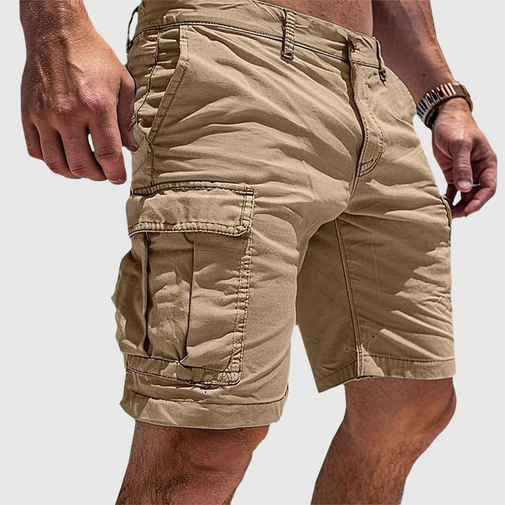 Groene heren cargo shorts, duurzaam en praktisch. Ideaal als outdoor kleding en knielengte zomer shorts.