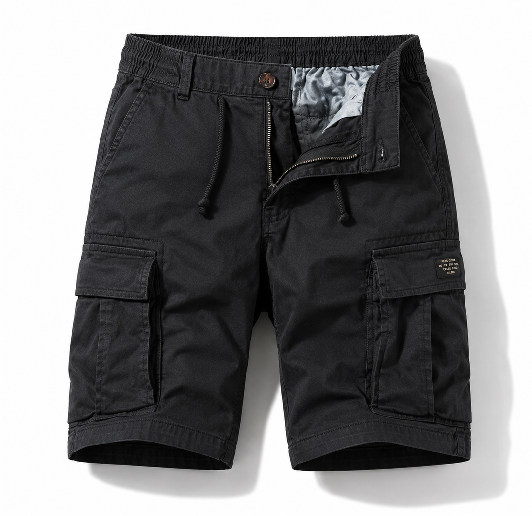 Zwarte heren cargo shorts met ruime opgestikte zakken.