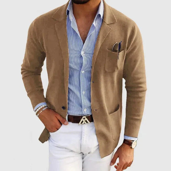 Model draagt een veelzijdig heren casual blazer jasje, perfect voor een business casual outfit.