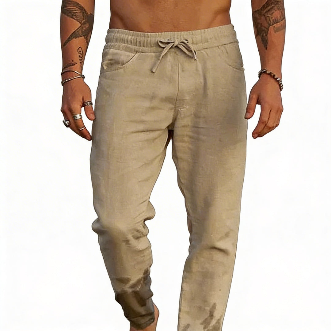 Man draagt khaki casual broek met trekkoord, staand tegen witte achtergrond [[lstfy-media:1]]