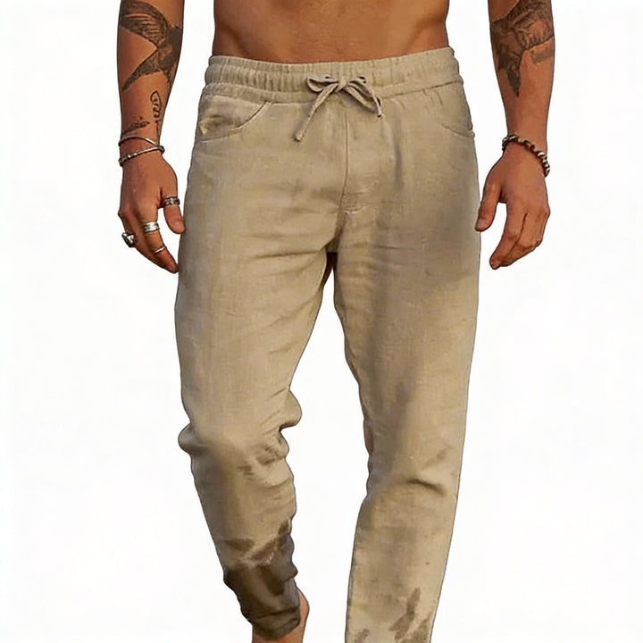 Man draagt khaki casual broek met trekkoord, staand tegen witte achtergrond [[lstfy-media:1]]