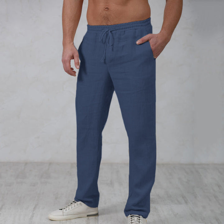 Man draagt blauwe ademende herenbroek met ontspannen pasvorm. Perfect voor een casual zomerse stijl.