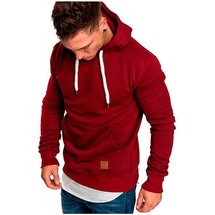 Model draagt stijlvolle heren casual hoodie; perfecte trui voor sportieve of relaxte momenten.
