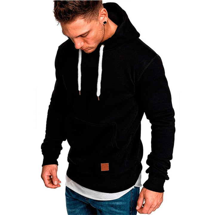 Achterkant van comfortabele heren casual hoodie met buidelzak en trekkoord, sportief en veelzijdig.