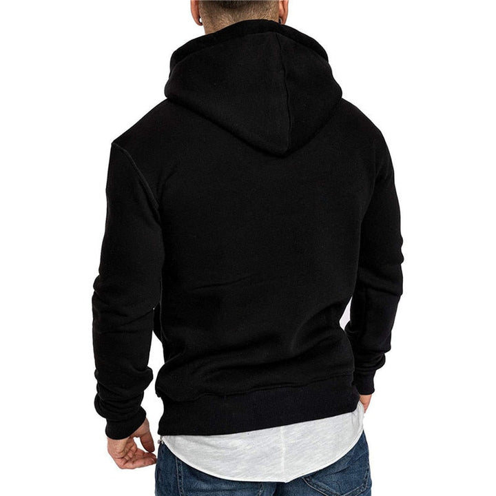 Detail van de buidelzak op een casual herenhoodie met trekkoord, praktisch en modieus.