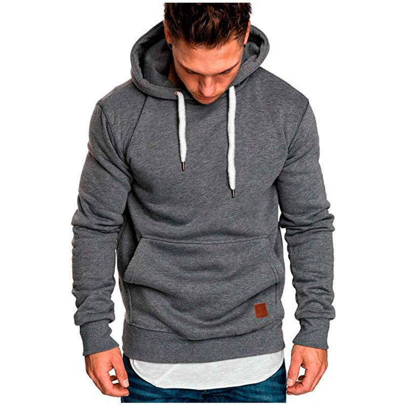 Netjes gevouwen heren hoodie met buidelzak en trekkoord, klaar voor comfortabel dagelijks gebruik.