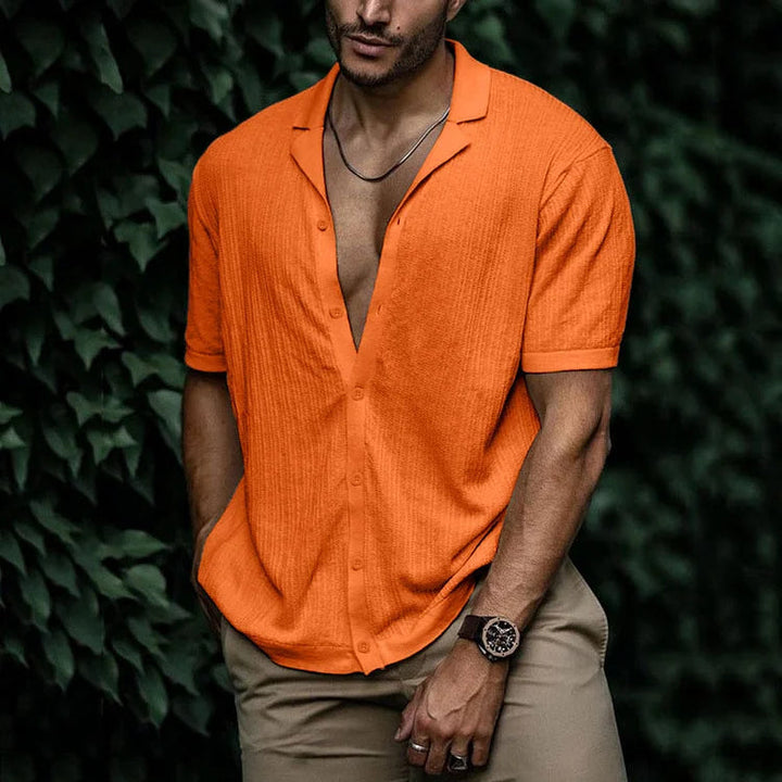 Model draagt casual heren overhemd met korte mouwen en camp collar, perfect voor vrije tijd.