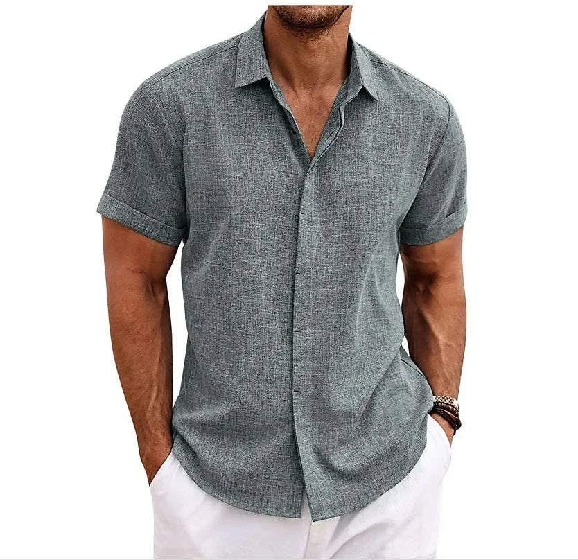 Man draagt stijlvol Hoymans casual overhemd met korte mouwen, relaxte pasvorm, ideaal zomershirt voor heren.