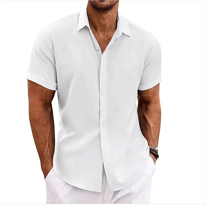 Gestapeld Hoymans heren casual overhemd met korte mouwen, relaxte pasvorm, klaar voor de zomercollectie.