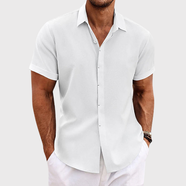 Stijlvol casual herenhemd met korte mouwen, gecombineerd voor een complete zomerse vrijetijdslook.