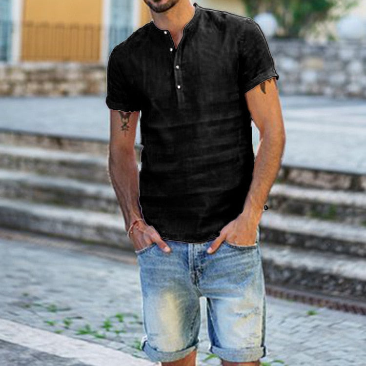 Casual heren top met V-hals, ideaal voor ontspannen zomeravonden of strandkleding.