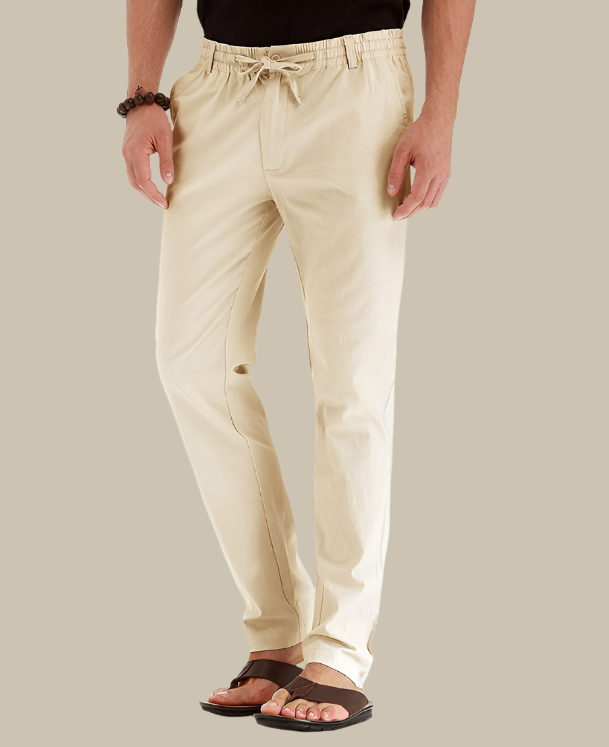 Man draagt casual heren zomerbroek met losse pasvorm en elastische taille, perfecte vrijetijdsbroek.