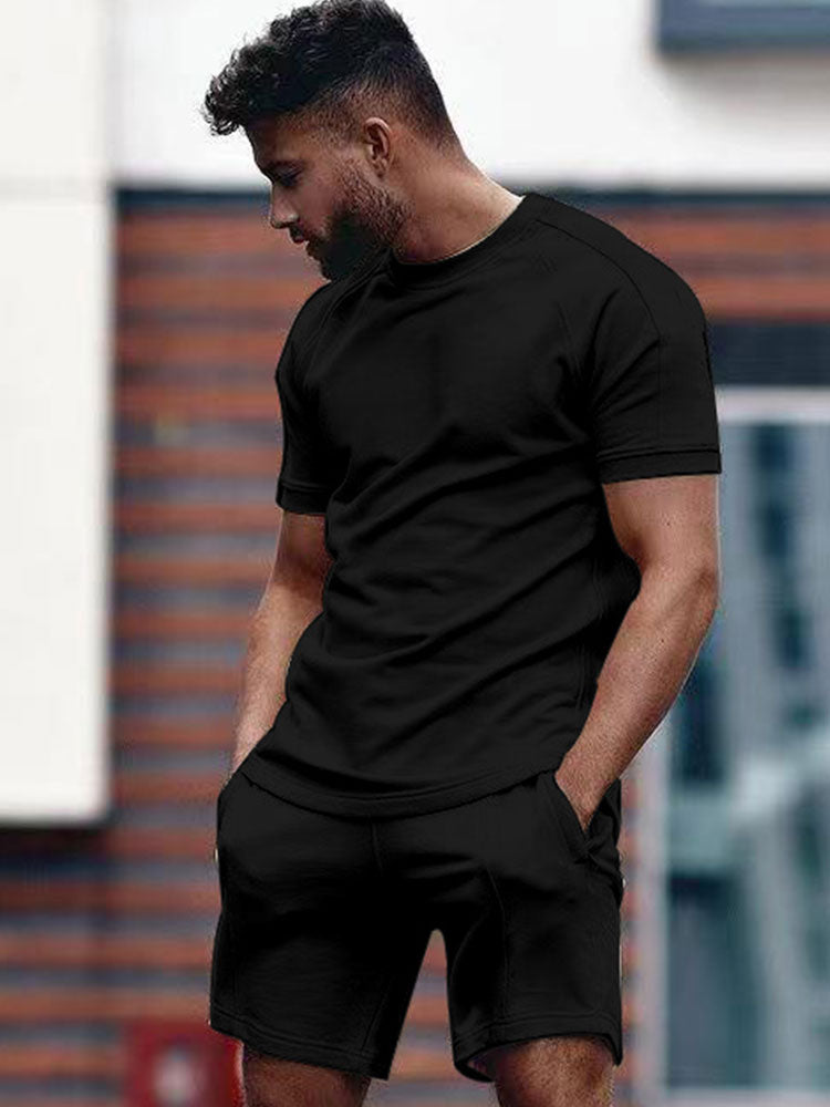 Modieuze heren casual zomerset: een set met T-shirt en short voor een complete zomerse look.