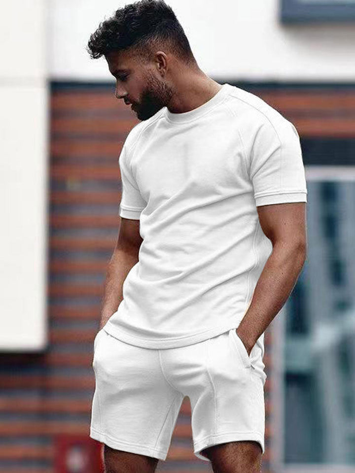 Comfortabele en stijlvolle heren outfitset, bestaande uit T-shirt en short, perfect voor warme zomerdagen.