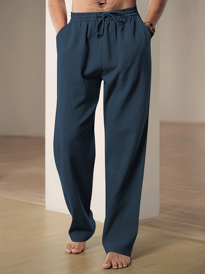 Lichtgewicht heren zomerbroek met trekkoord en wijde pijpen, ideaal voor warme dagen.