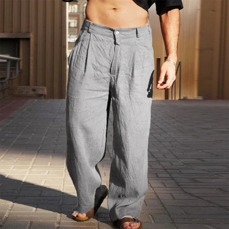 Comfortabele loose fit herenbroek met geplooide details en wijde pijpen, trendy herenmode item.