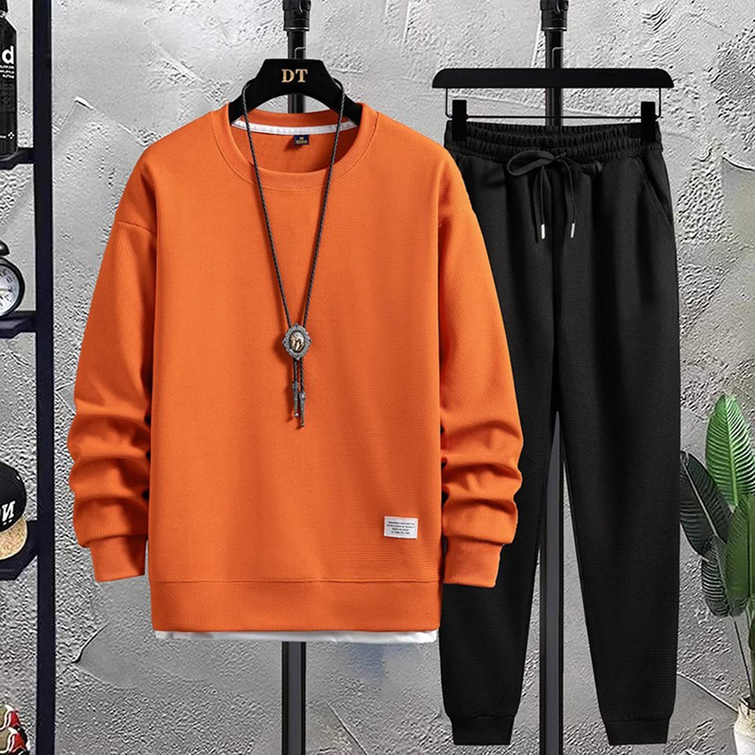 Casual heren joggingpak van zachte stof, perfect voor vrije tijd en dagelijks comfort. Moderne herenkleding.