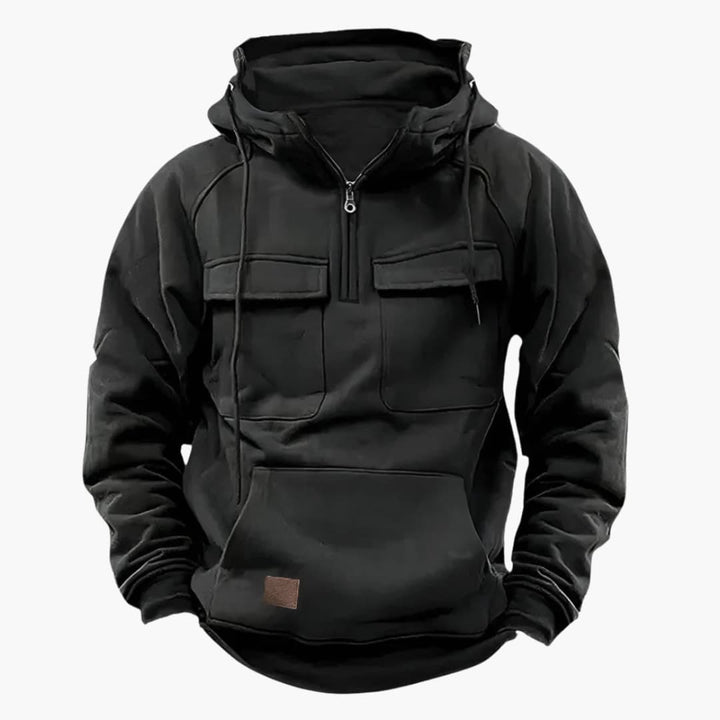 Gedetailleerde weergave van de heren half-zip hoodie met borstzakken en comfortabele pasvorm.