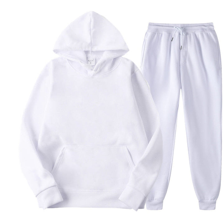 Man in actie met heren jogger sportkledingset, comfortabel trainingspak, casual en sportief.