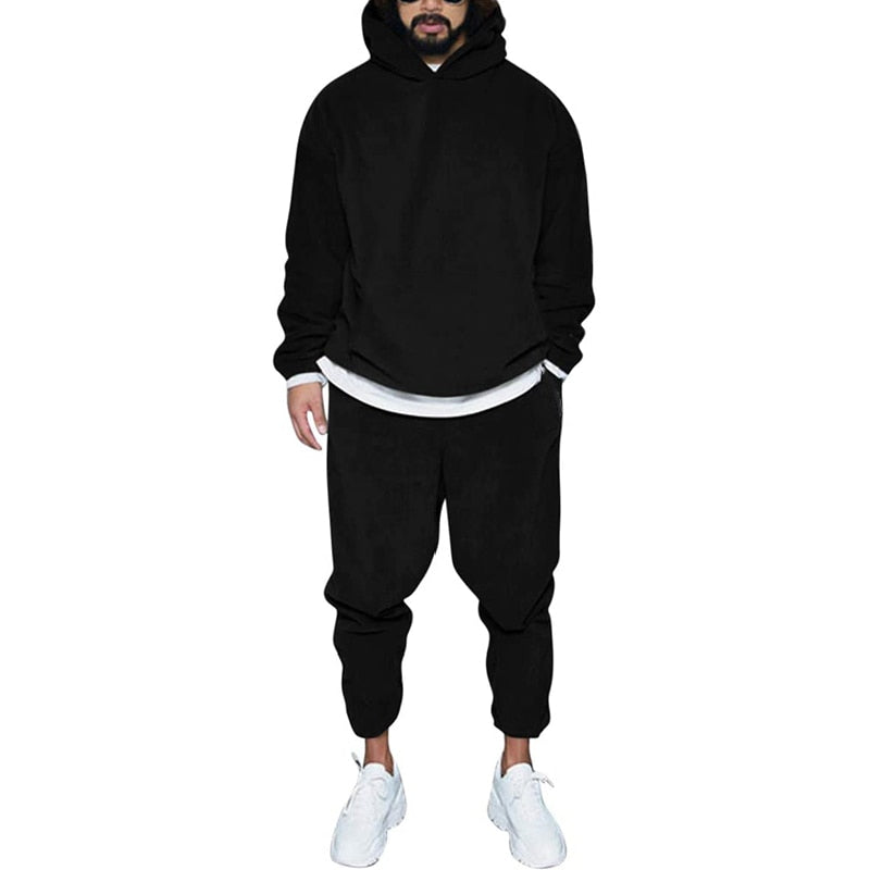 Opgehangen heren jogger kledingset, complete outfit met hoodie en broek, comfortabel en stijlvol.