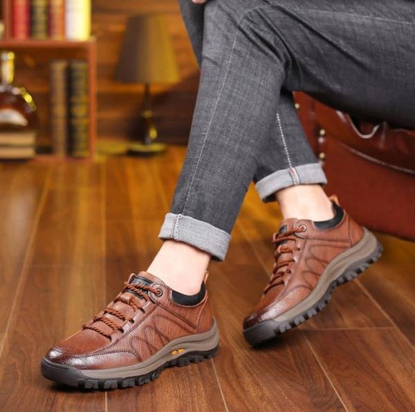 Comfortabele heren waterdichte schoenen, bovenaanzicht, met ademend bovenwerk en vetersluiting.