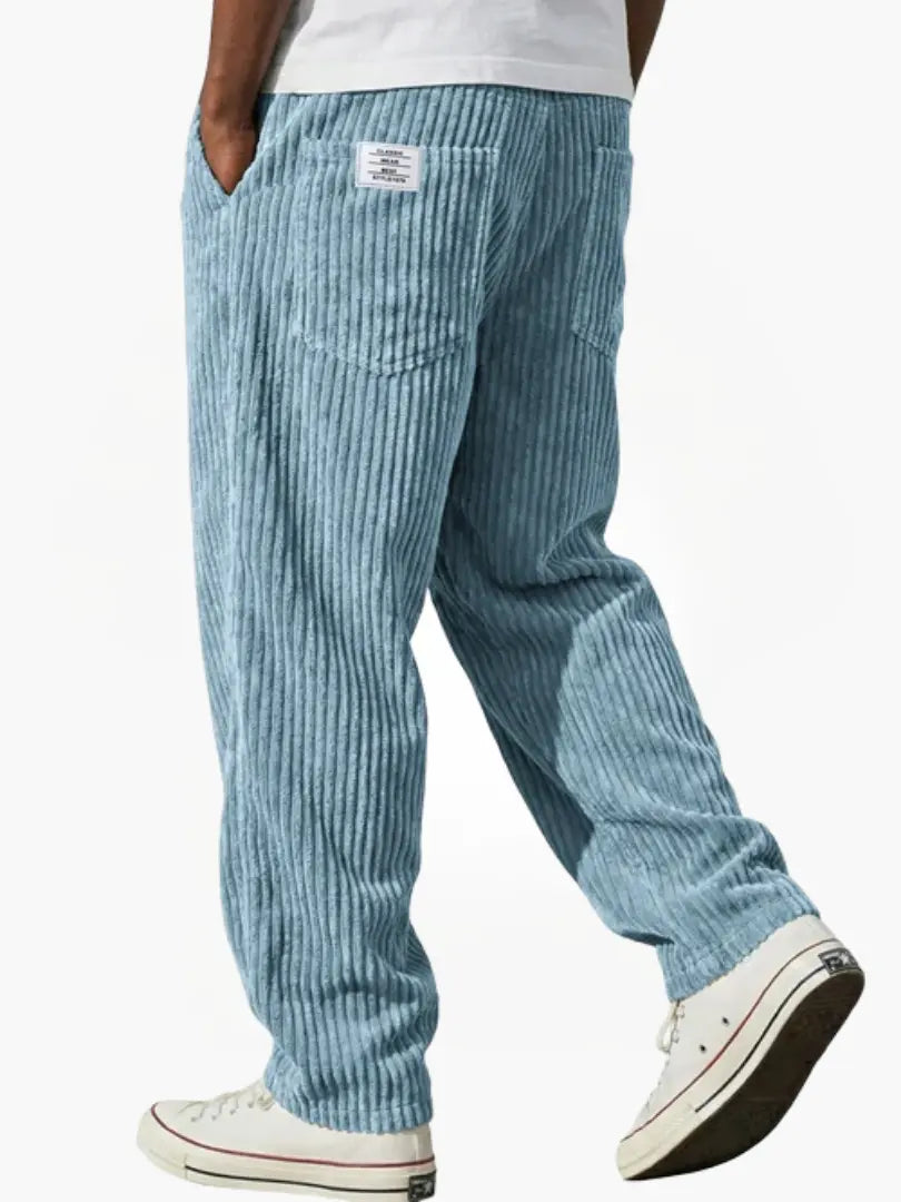 Moderne heren corduroy broek in blauw, met losse pasvorm en elastische taille, geschikt voor vele stijlen.