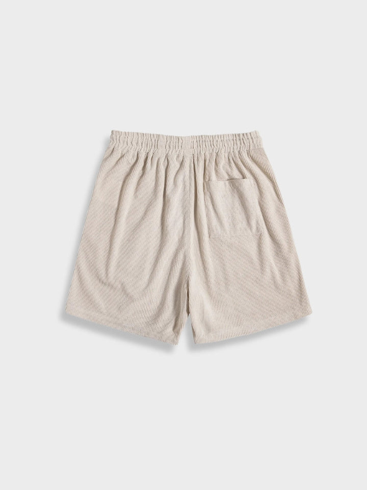 Man draagt heren corduroy zomerset Sven, casual overhemd korte mouwen en broek, perfect voor zomerse dagen.