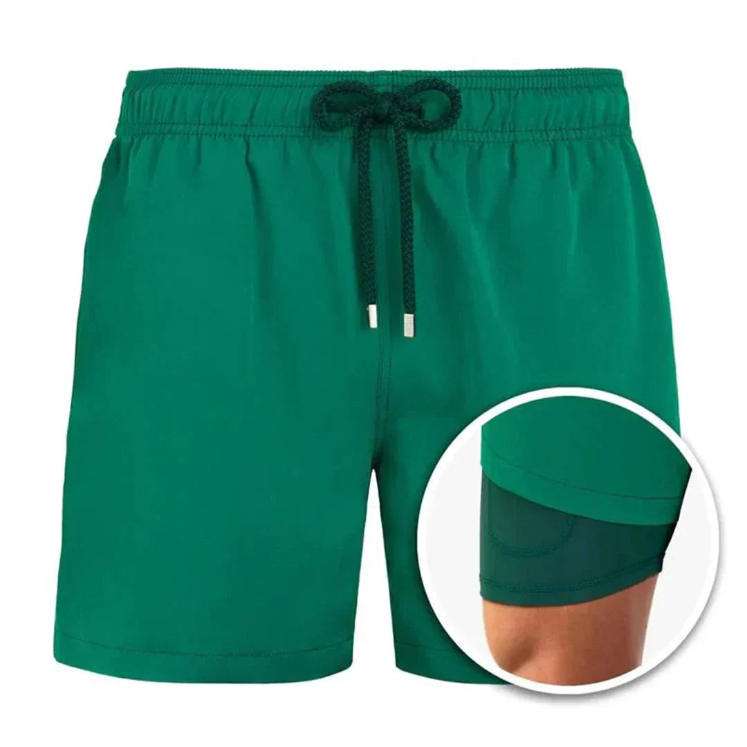 Man draagt moderne Dario zwembroek, genietend van strandvakantie. Sneldrogende zwemkleding voor heren.