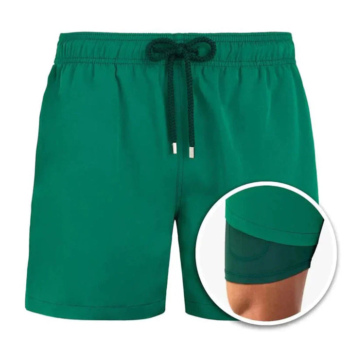 Man draagt moderne Dario zwembroek, genietend van strandvakantie. Sneldrogende zwemkleding voor heren.