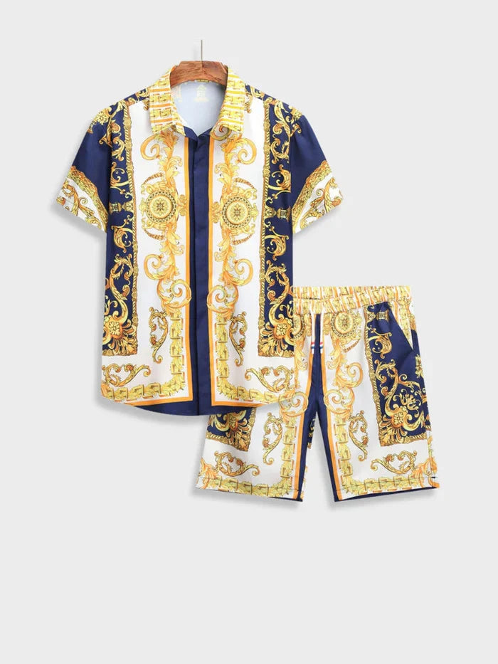 Stijlvolle heren zomer outfit met luxe Italiaanse barokprint, perfect voor feestjes of casual comfort.