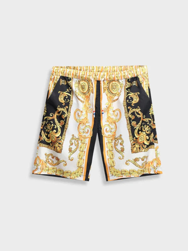 Man draagt comfortabele heren zomer set met Italiaanse barokprint. Ideaal voor warme zomerdagen.