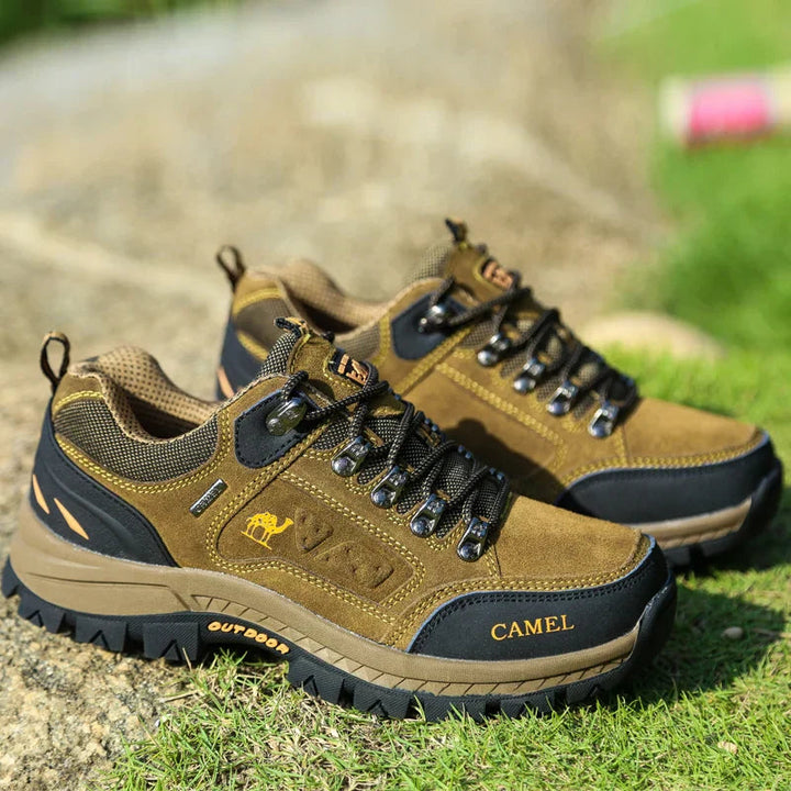 Robuuste heren outdoorschoenen voor trekking en wandelen; bieden comfort, grip en stabiliteit op ruig terrein.