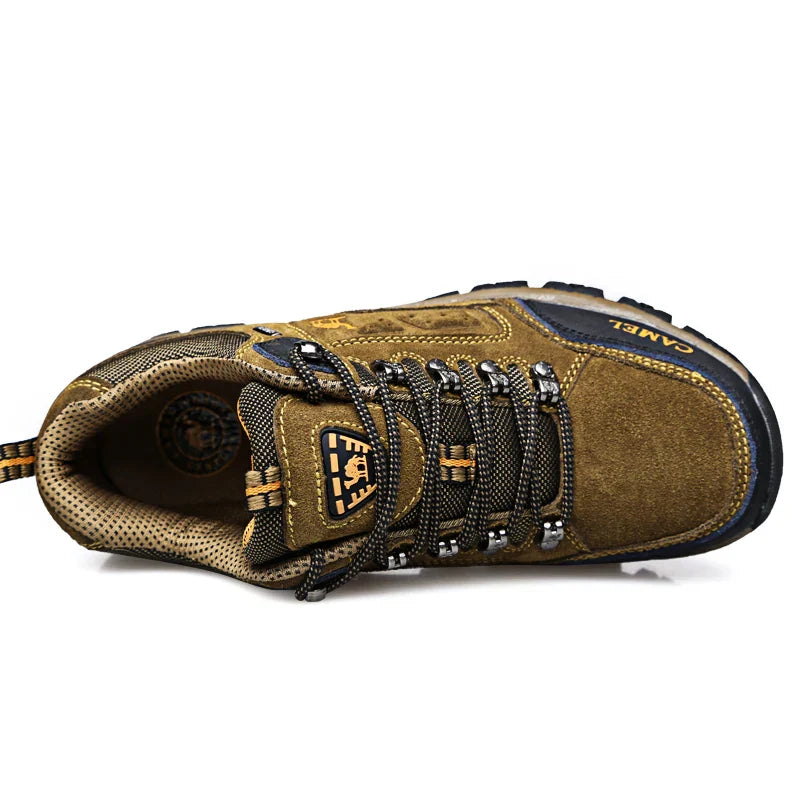Lichtgrijze heren wandelschoenen; enkellaarzen met optimale grip en stabiliteit voor comfortabele outdoor avonturen.