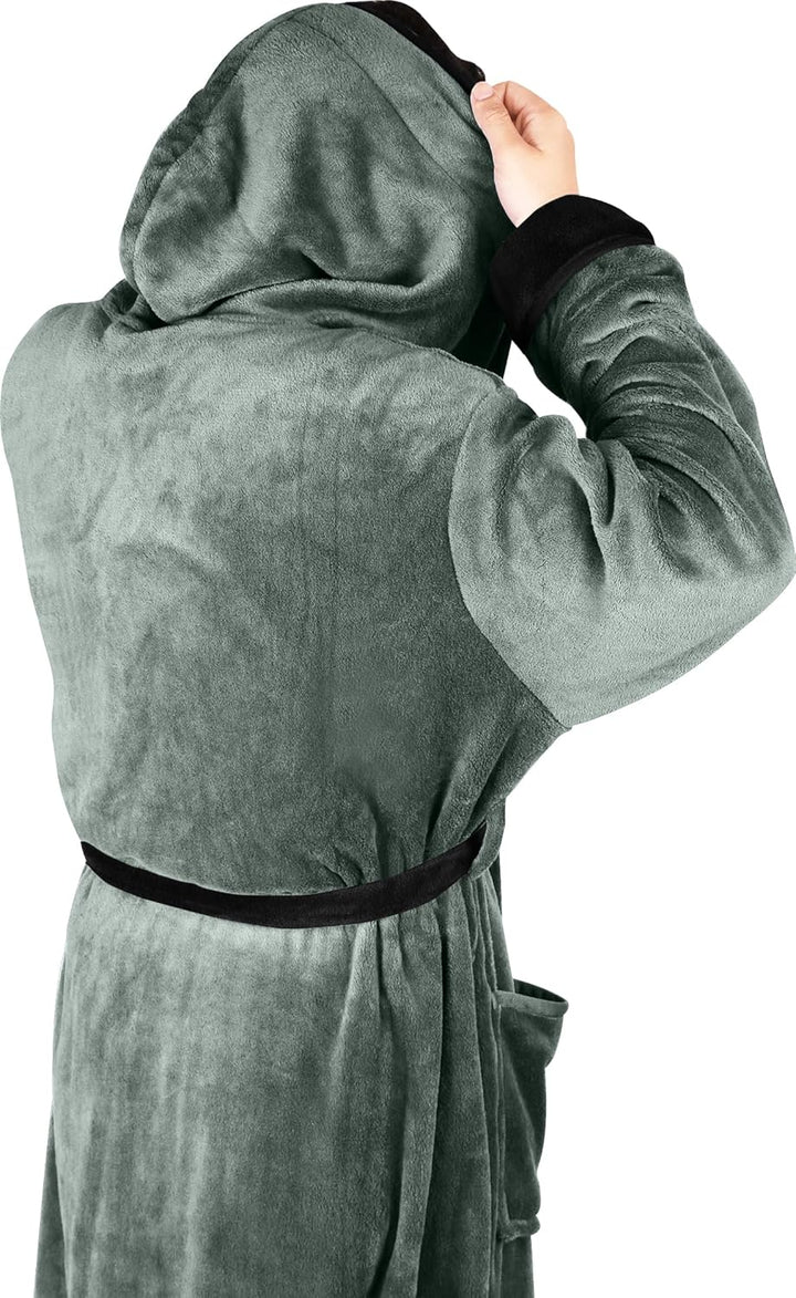 Heren fleece badjas met capuchon, zacht en warm, ideaal voor ontspannen momenten als huispak.