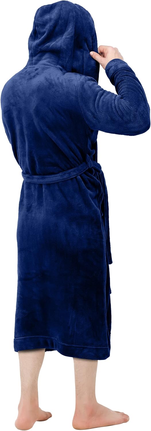 Comfortabele heren badjas met capuchon, van zacht fleece, ideaal om te loungen en relaxen.