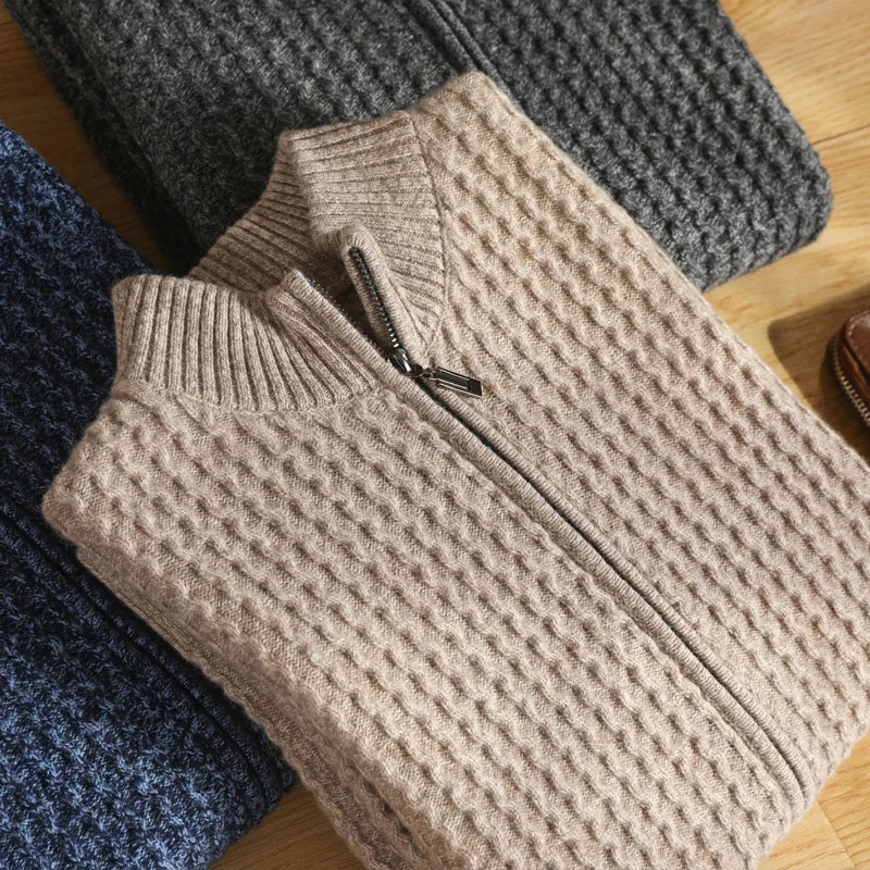 Heren full-zip vest van zachte merino wol, ideaal voor comfort en warmte in herfst en winter.
