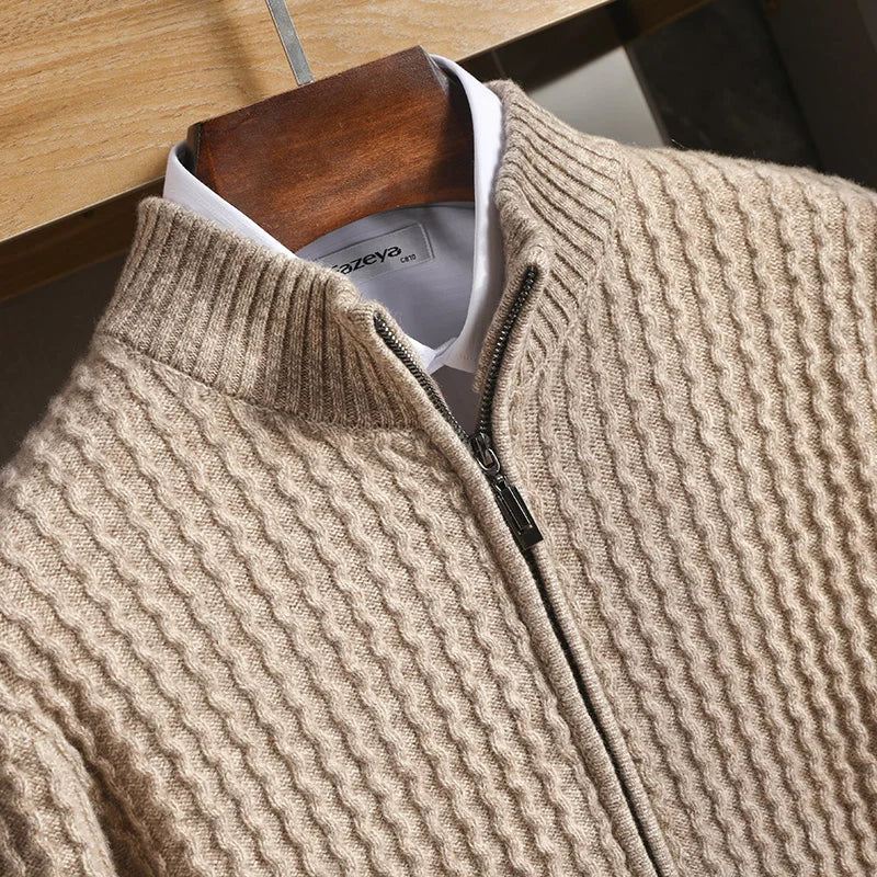 Man draagt stijlvol heren vest van ademende merino wol met rits, perfect voor ultiem comfort en behaaglijke warmte.