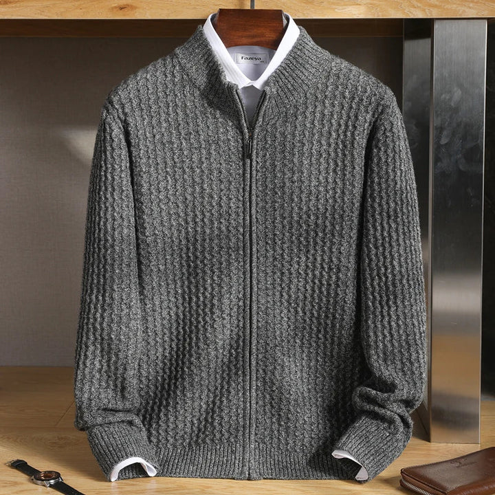 Close-up van het duurzame, ademende heren merino wollen vest met kwaliteitsrits voor comfort en warmte.