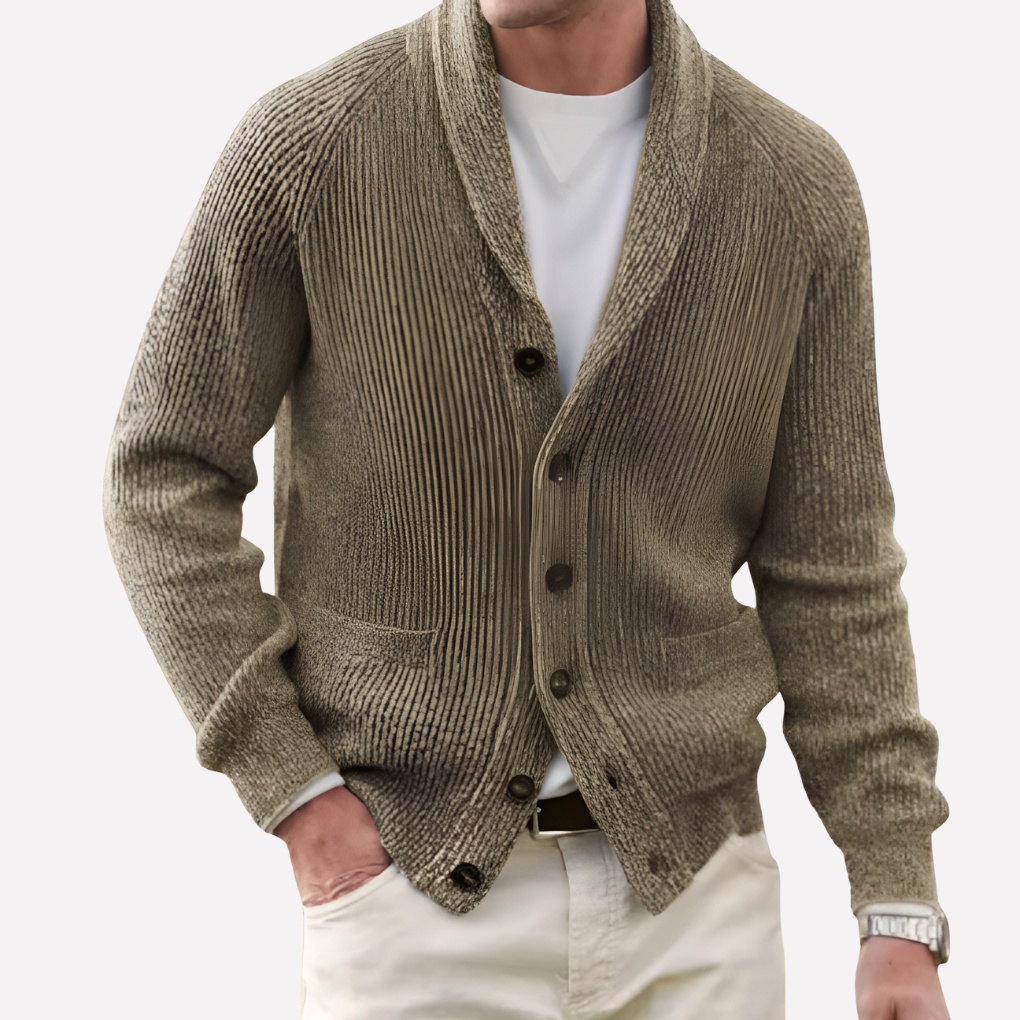 Elegante heren cardigan met sjaalkraag en knoopsluiting. Gebreid voor een warme, stijlvolle look met functionele zakken.