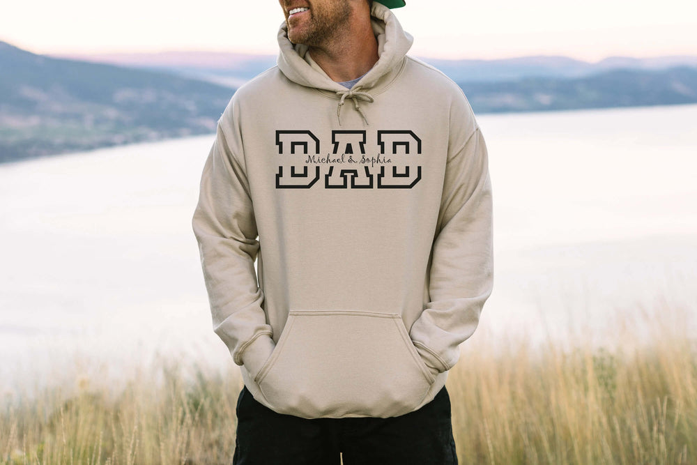 Close-up van de gepersonaliseerde namen op een heren hoodie. Ideaal Vaderdag cadeau.