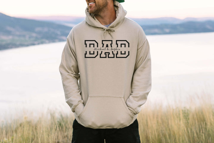 Close-up van de gepersonaliseerde namen op een heren hoodie. Ideaal Vaderdag cadeau.