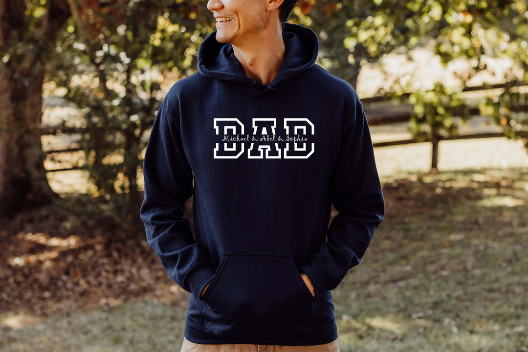 Man draagt een stijlvolle heren hoodie met gepersonaliseerde namen. Perfect uniek cadeau.