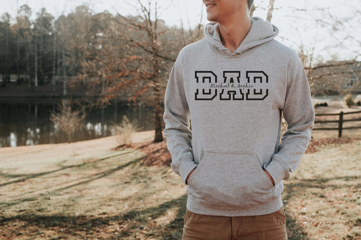 Gevouwen heren sweatshirt met namen. Comfortabel en warm gepersonaliseerd familiecadeau.
