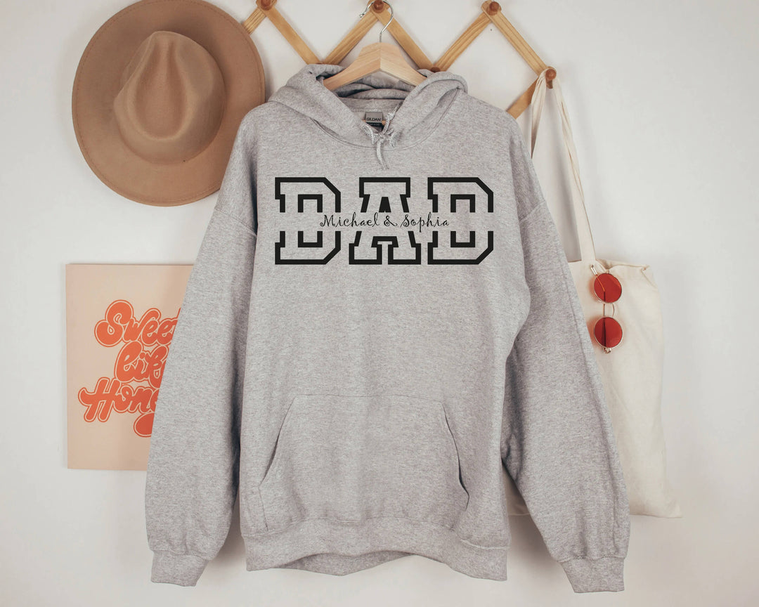 Stijlvolle heren hoodie met gepersonaliseerde namen. Perfect Vaderdag cadeau of familiecadeau.