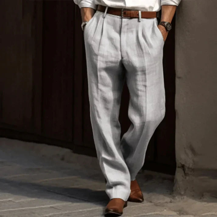 Heren geplooide relaxed fit broek, comfortabel en tijdloos, perfect voor casual chic herenmode.