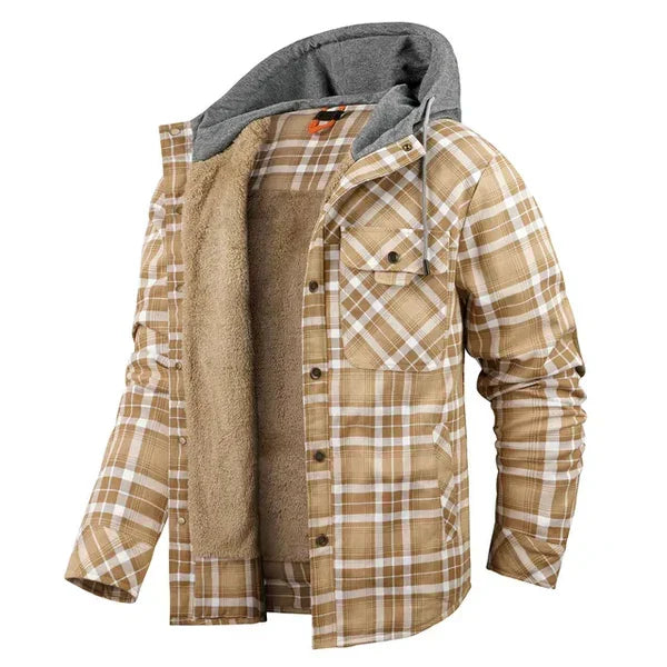 Man draagt comfortabel geruit overshirt met capuchon. Stoere en relaxte casual mode voor heren.