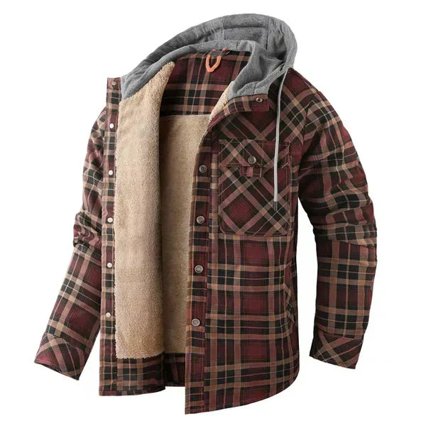 Detaillering van de warme capuchon op een geruit heren overhemdvest, voor extra comfort en stoere stijl.
